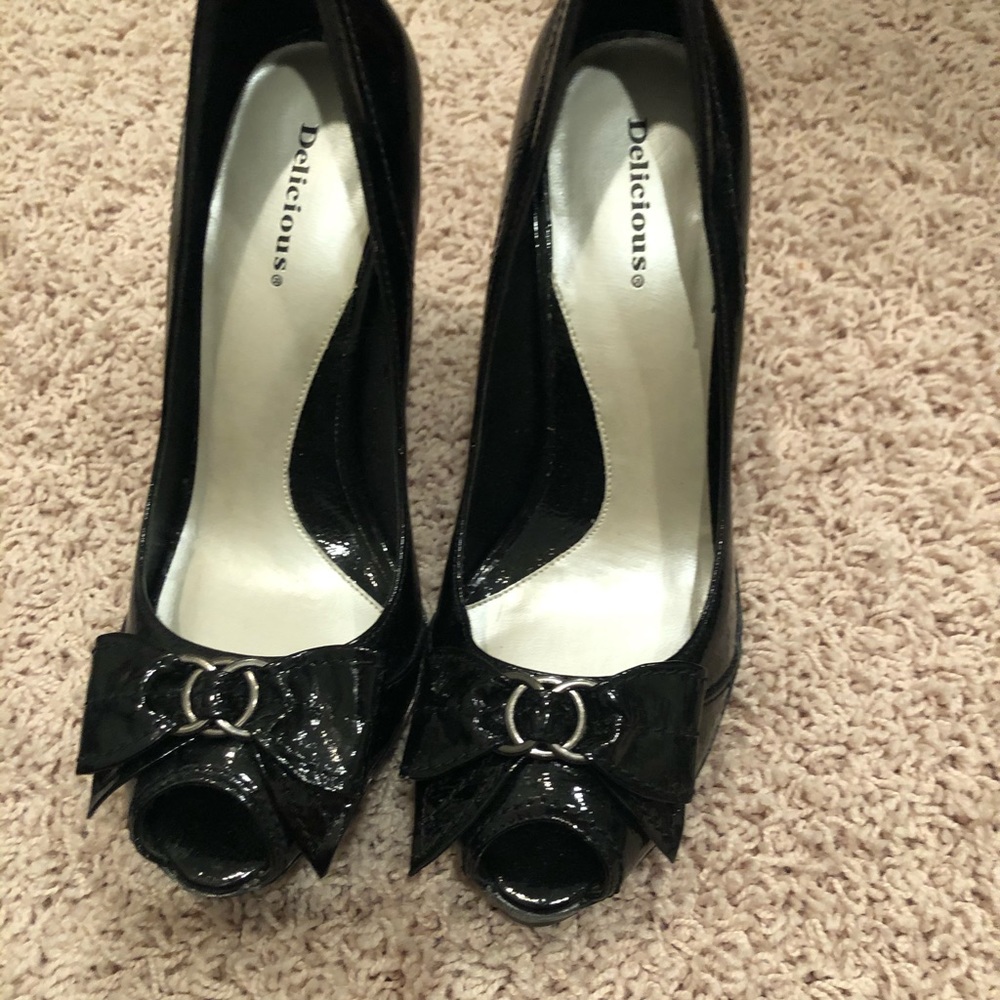 Delicious size 8.5 black pumps